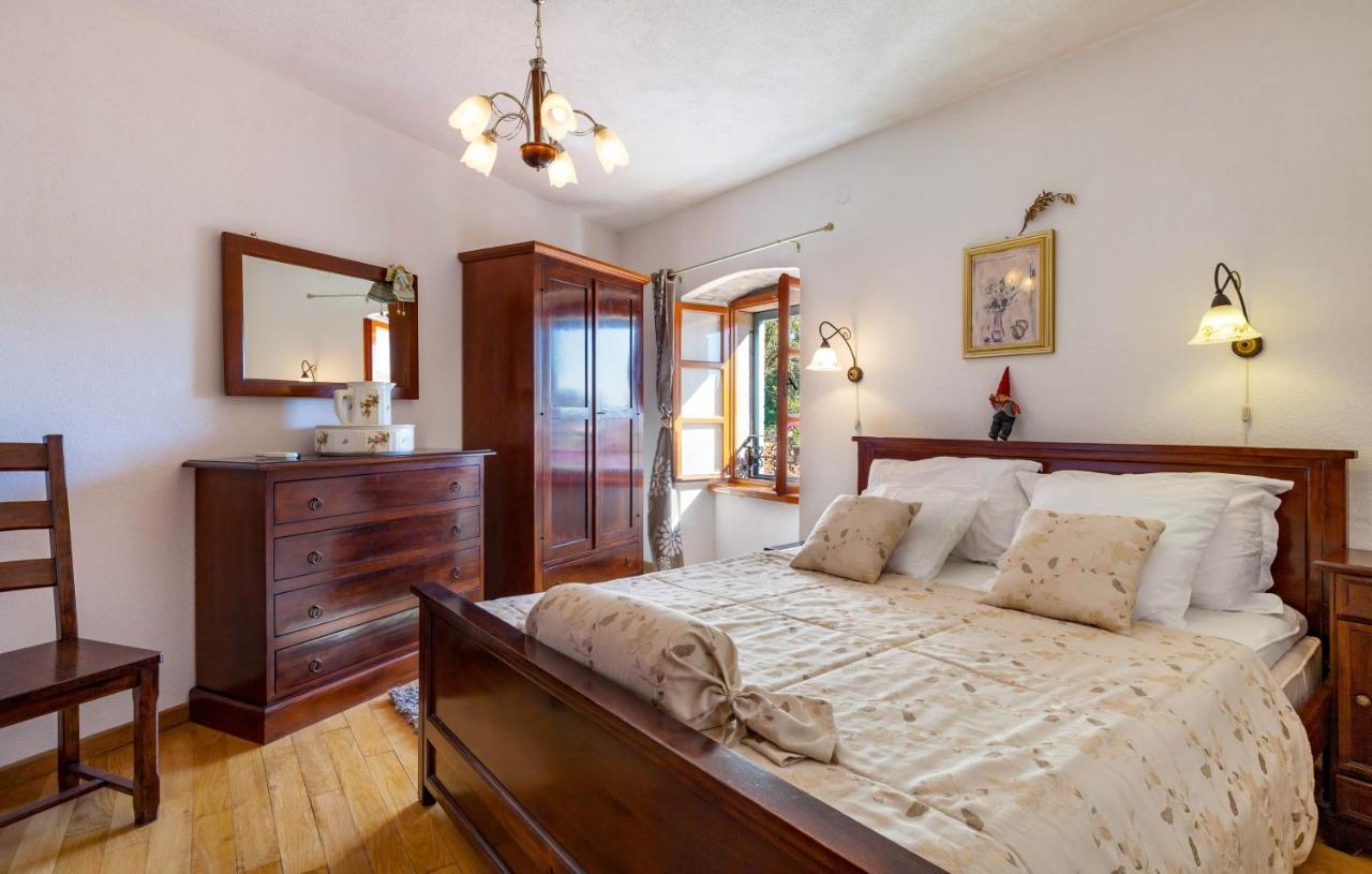 Villa Vicina Heritage Villa For 9,Milna - Close To Restaurants And Shops Ngoại thất bức ảnh