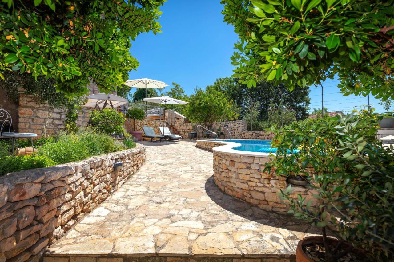 Villa Vicina Heritage Villa For 9,Milna - Close To Restaurants And Shops Ngoại thất bức ảnh
